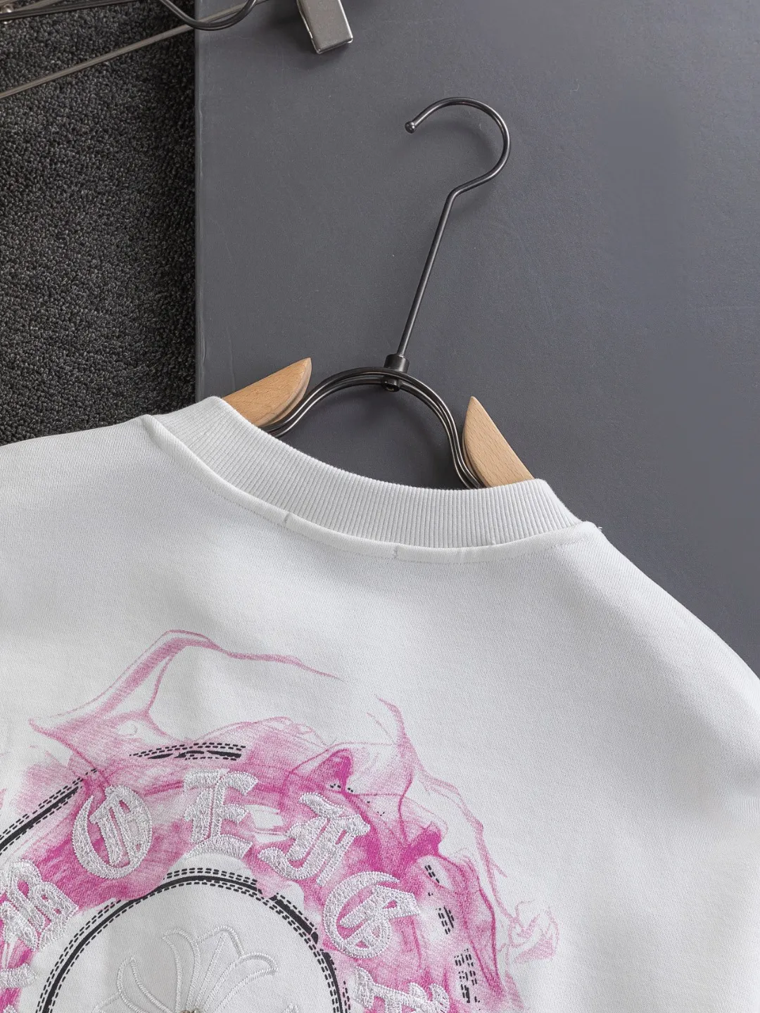 P240 Chrome Hearts CH Cross 25SS Autumn and Winter Sweatshirt Early Autumn Classic Colorful hand-painted horseshoe Sanskrit cross on the chest 🪡 embroidery Large logo on the back hand-painted horseshoe Sanskrit ✝️🪡 embroidery Round neck pullover sweatshirt, hot style coming, a style that both men and women like, same style for men and women, 100% chance of turning heads when you wear it when you go out! It’s all about being handsome. The designer’s classic sense is precisely grasped. The whole piece of clothing is heavy. Industrial washing process. Ready-made garments are dyed + sprayed for a horse effect. The double-wash process is very recognizable. It uses heavy washing to make it distressed. The edges of the patch are slightly rolled and naturally distressed. It has a three-dimensional sense of layering and a little damage. It is very visually lethal. It adheres to Kroxin's consistent rough style. The chest and back are large, and the horseshoe flower printed patch pattern is embroidered and decorated. It is also decorated with silver metal engraved distressed buttons. The classic elements full of brand recognition instantly enhance the overall sense of grade and specification. Its texture is quite high-end! The overall feeling is high-end, simple and elegant, with silver hardware accessories, a full set of customized accessories, and the pattern of the entire dress is all decorated with patchwork three-dimensional embroidery technology, which is the finishing touch of the entire dress. The design on the back is even more eye-catching! ! This full back is so cool, it’s full of design, and the overall upper body style highlights fashion and individuality. Wearing it together as a couple is even more popular on the street. I recommend the early autumn sweatshirt! ! The fabric is a unique 440g 100% cotton, which is skin-friendly, breathable, warm to the touch, firm in texture, and smooth in lines. It can be called a back killer, which has very strict requirements on craftsmanship and cost. The smooth neckline, flat cuffs and hems are large and tightly stitched, tight and orderly, and the details are perfect. The consistent OS version can be worn alone or layered. It is very casual, but very iconic! It is simply the flagship of high-end trendy brands and must be included in your wardrobe. It has the American fashion spirit of freedom and individuality, and is highly recognizable and stylized! Color: Black White Size: S-XL Size chart: S: Shoulder width 51-Bust 56-Length 69 M: Shoulder width 52.5-Bust 58-Length 71 L: Shoulder width 54-Bust 60-Length 73 XL: Shoulder width 55.5-Bust 62-Length 75